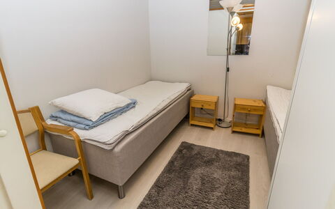 Saariselän Väärtin Kammi 2: Fussboden, Flooring, Bett, Schlafzimmer, Wand, Holz, Interior Design, Möbel, Bettdecke, Bedding