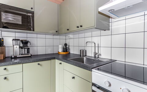 Villa Goskanjavri: Küche, Küchengerät, Cabinetry, Countertop, Major Appliance, Holz, Flooring, Interior Design, Herd, Spüle