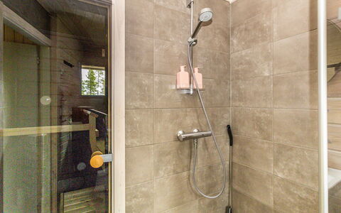 Villa Goskanjavri: Badezimmer, Flooring, Wand, Armatur, Fussboden, Duschkopf, Interior Design, Toilette, Dusche, Installation