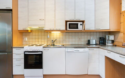 Hot Pool Cottage Iitu: Küchengerät, Küche, Countertop, Cabinetry, Major Appliance, Möbel, Haushaltsgerät, Holz, Interior Design, Flooring