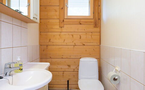 Hot Pool Cottage Iitu: Flooring, Wand, Toilleten Sitz, Bad Sink, Armatur, Badezimmer, Fussboden, Holz, Sinken, Toilette