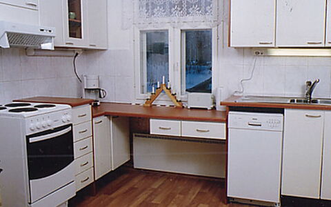 Eteläranta: Küche, Küchengerät, Countertop, Cabinetry, Möbel, Flooring, Holz, Major Appliance, Interior Design, Spüle