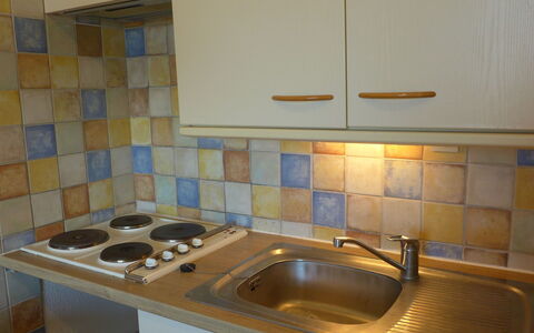 Le Barcarès 960: Spüle, Zapfhahn, Cabinetry, Sinken, Armatur, Countertop, Eigentum, Küche, Gasherd, Herd