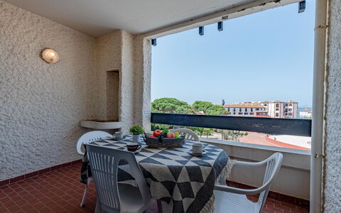 Martinique 2 3: Tabelle, Möbel, Eigentum, Himmel, Stuhl, Gebäude, Interior Design, Holz, Schatten, Fussboden