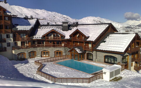 Le Corbier 700: Schnee, Gebäude, Himmel, Fenster, Welt, Berg, Haus, Wolke, Steigung, Holz