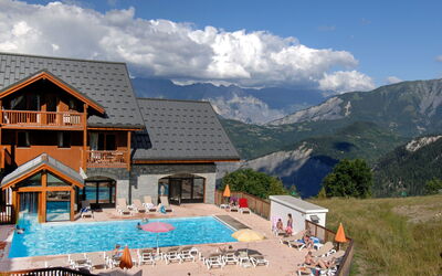 Le Corbier 700: Wolke, Himmel, Gebäude, Schwimmbad, Berg, Landschaft, Freizeit, Grundeigentum, Pflanze