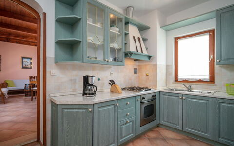 Lupetina: Countertop, Cabinetry, Möbel, Sinken, Spüle, Küche, Zapfhahn, Azurblau, Schublade, Holz