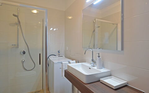 Lupetina: Zapfhahn, Spiegel, Armatur, Sinken, Eigentum, Bad Sink, Badezimmer, Interior Design