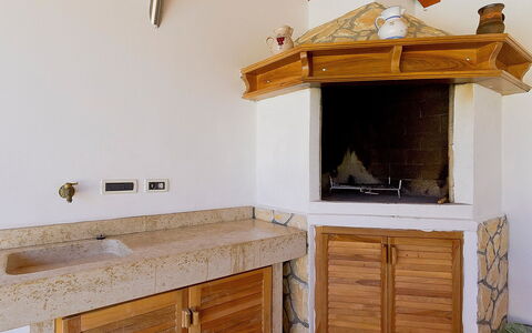 Lucija: Zimmer, Eigentum, Möbel, Countertop, Cabinetry, Küche, Haus, Hartholz, Interior Design, Gebäude
