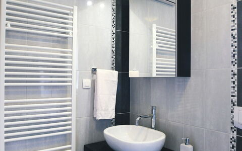 Lucija: Badezimmer, Schwarz, Zimmer, Eigentum, Fliese, Armatur, Toilette, Interior Design, Badezimmerschrank, Wand