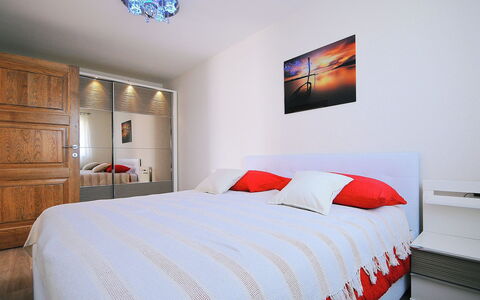 Lucija: Schlafzimmer, Bett, Zimmer, Möbel, Bettdecke, Eigentum, Bedding, Bettrahmen, Wand, Interior Design