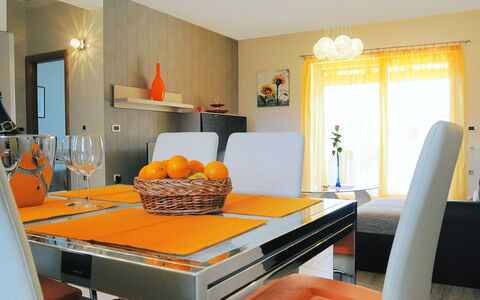 Lucija: Orange, Zimmer, Möbel, Interior Design, Eigentum, Gelb, Wohnzimmer, Decke, Tabelle, Esszimmer