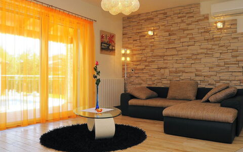 Lucija: Zimmer, Möbel, Wohnzimmer, Interior Design, Eigentum, Wand, Fussboden, Gebäude, Grundeigentum, Beleuchtung