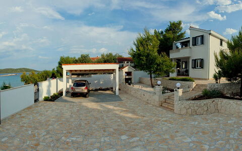 Željko: Eigentum, Haus, Zuhause, Grundeigentum, Gebäude, Wohngebiet, Himmel, Grundstueck, Estate, Auffahrt