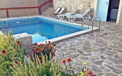 Juraj: Blume, Wasser, Pflanze, Blau, Schwimmbad, Rechteck, Gras, Gartenmöbel, Flooring, Fussboden