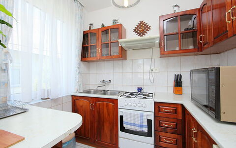 Goliath: Cabinetry, Countertop, Eigentum, Spüle, Möbel, Sinken, Zapfhahn, Holz, Küche, Schublade