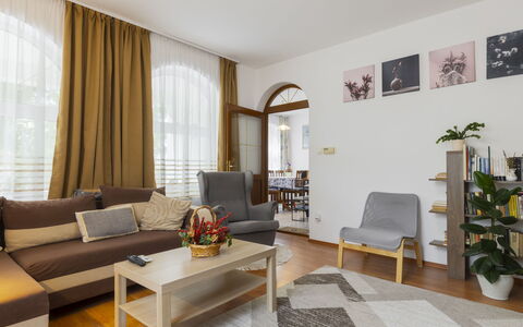Goliath: Möbel, Interior Design, Flooring, Fussboden, Couch, Holzboden, Holz, Wohnzimmer, Zimmer, Wohnung