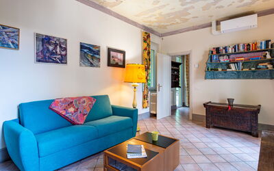 Atelier 100.1: Eigentum, Möbel, Bilderrahmen, Couch, Tabelle, Blau, Azurblau, Interior Design, Wohnzimmer, Die Architektur