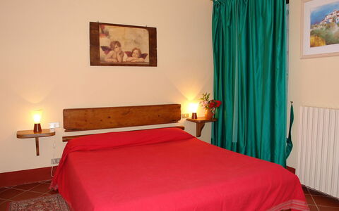 Certaldo 56: Schlafzimmer, Bett, Möbel, Zimmer, Bettdecke, Bedding, Eigentum, Bettrahmen, Interior Design, Wand