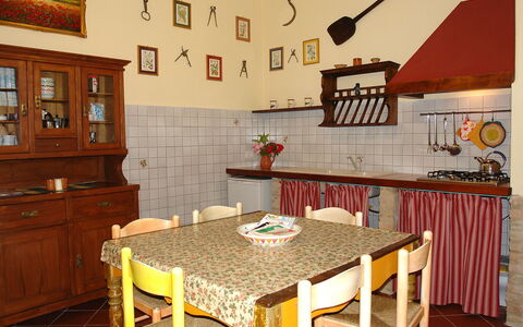 Certaldo 56: Zimmer, Eigentum, Möbel, Esszimmer, Tabelle, Gebäude, Haus, Interior Design, Wand, Fussboden