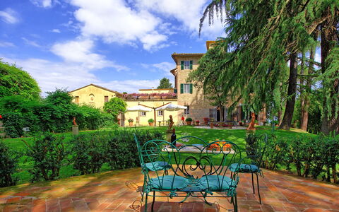 Villa Lorenza: Eigentum, Gebäude, Grundeigentum, Haus, Estate, Zuhause, Baum, Wohngebiet, Villa, Zimmer