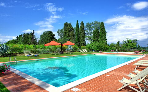 Villa Lorenza: Schwimmbad, Eigentum, Grundeigentum, Freizeit, Haus, Urlaub, Gebäude, Resort, Estate, Himmel
