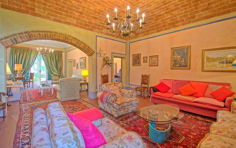 Villa Lorenza: Zimmer, Eigentum, Möbel, Interior Design, Schlafzimmer, Gebäude, Grundeigentum, Decke, Haus, Wohnzimmer