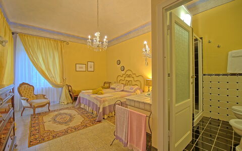 Villa Lorenza: Zimmer, Bett, Eigentum, Möbel, Gelb, Schlafzimmer, Interior Design, Gebäude, Fussboden, Haus