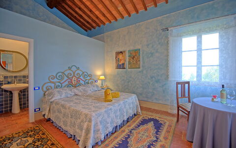 Villa Lorenza: Schlafzimmer, Zimmer, Bett, Möbel, Eigentum, Bettdecke, Interior Design, Decke, Wand, Gebäude