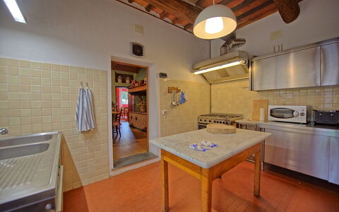 Villa Lorenza: Zimmer, Eigentum, Gebäude, Möbel, Küche, Countertop, Interior Design, Haus, Fussboden, Cabinetry