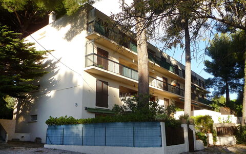 Le Clos Marin: Pflanze, Gebäude, Daytime, Eigentum, Himmel, Baum, Die Architektur, Fenster, Sonnenlicht, Urban Design