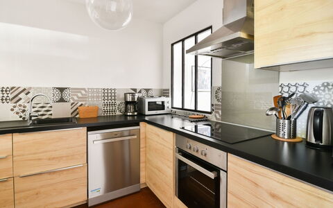 Le Clos Marin: Cabinetry, Countertop, Eigentum, Herd, Küchengerät, Küche, Holz, Interior Design, Beleuchtung, Haushaltsgerät