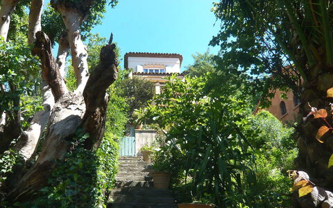 L'Oustalounet: Vegetation, Baum, Botanik, Die Architektur, Gebäude, Tourismus, Pflanze, Haus, Tempel, Urlaub