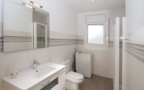 Alberes: Spiegel, Sinken, Armatur, Eigentum, Zapfhahn, Bad Sink, Badezimmer, Lila, Gebäude