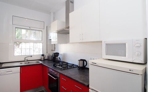 Alberes: Cabinetry, Zapfhahn, Spüle, Sinken, Countertop, Herd, Küche, Gebäude, Küchengerät, Interior Design