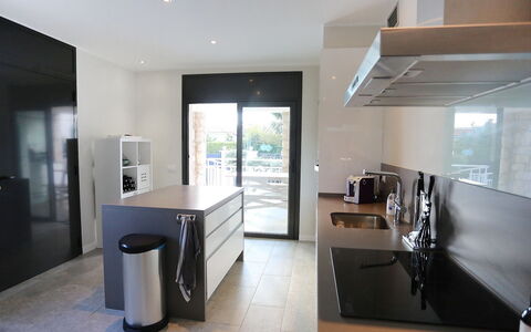 Gunella: Countertop, Zimmer, Eigentum, Interior Design, Möbel, Gebäude, Küche, Fussboden, Decke, Haus