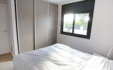 Gunella: Schlafzimmer, Zimmer, Eigentum, Bett, Möbel, Fussboden, Matratze, Bettdecke, Bettrahmen, Decke