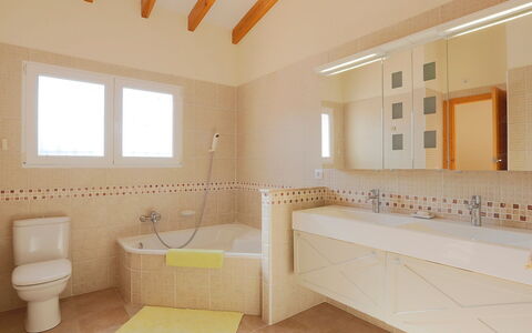 Casa Salvador: Badezimmer, Eigentum, Zimmer, Interior Design, Decke, Fussboden, Fliese, Gelb, Gebäude, Die Architektur