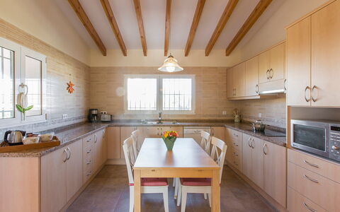 Casa Salvador: Eigentum, Zimmer, Countertop, Möbel, Küche, Gebäude, Cabinetry, Interior Design, Decke, Haus