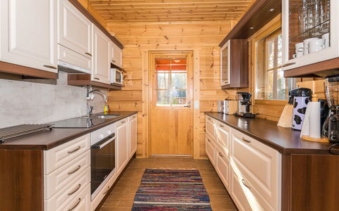 Lokinsiipi: Küche, Holz, Countertop, Cabinetry, Major Appliance, Flooring, Küchengerät, Interior Design, Decke, Zuhause