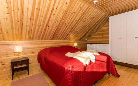 Lokinsiipi: Bett, Schlafzimmer, Interior Design, Flooring, Fussboden, Holz, Decke, Bettdecke, Bedding, Holzboden
