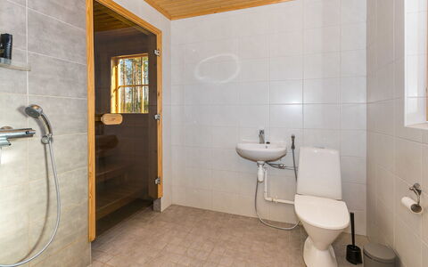 Lokinsiipi: Flooring, Armatur, Fussboden, Holz, Interior Design, Badezimmer, Bad Sink, Decke, Sinken, Zapfhahn