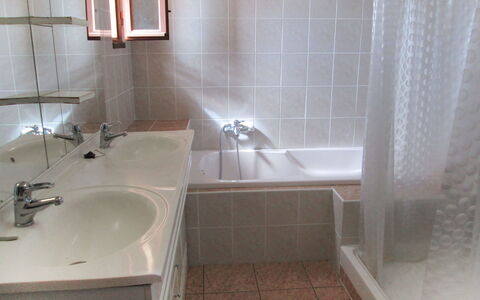 Fromental: Zapfhahn, Armatur, Eigentum, Bad Sink, Sinken, Badewanne, Gebäude, Badezimmer, Holz