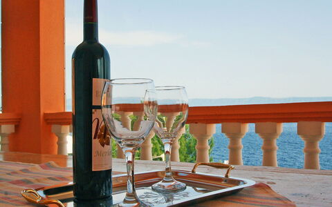Damjanović: Himmel, Flasche, Geschirr, Drinkware, Wein, Wasser, Kelche, Tabelle, Barware