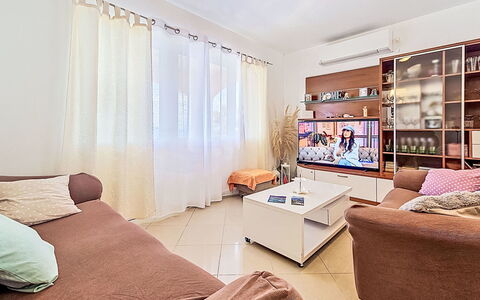 Damjanović: Möbel, Interior Design, Couch, Flooring, Fussboden, Wohnzimmer, Zimmer, Decke, Wohnung, Zuhause