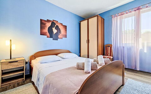 Damjanović: Möbel, Bett, Interior Design, Schlafzimmer, Bedding, Fussboden, Bettdecke, Holz, Flooring, Decke