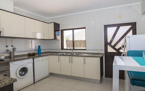 Galé 600M from the Beach: Cabinetry, Countertop, Möbel, Sinken, Spüle, Zapfhahn, Gebäude, Herd, Küche, Küchengerät