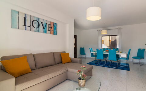 Galé 600M from the Beach: Couch, Eigentum, Möbel, Tabelle, Produkt, Wohnzimmer, Studio Couch, Beleuchtung, Die Architektur, Interior Design