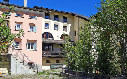 Chesa Frizzoni: Gebäude, Himmel, Fenster, Pflanze, Baum, Urban Design, Wohngebiet, Fassade, Eigentumswohnung