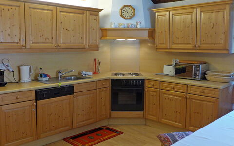 Chesa Frizzoni: Cabinetry, Spüle, Countertop, Eigentum, Sinken, Möbel, Küche, Küchengerät, Holz, Schublade
